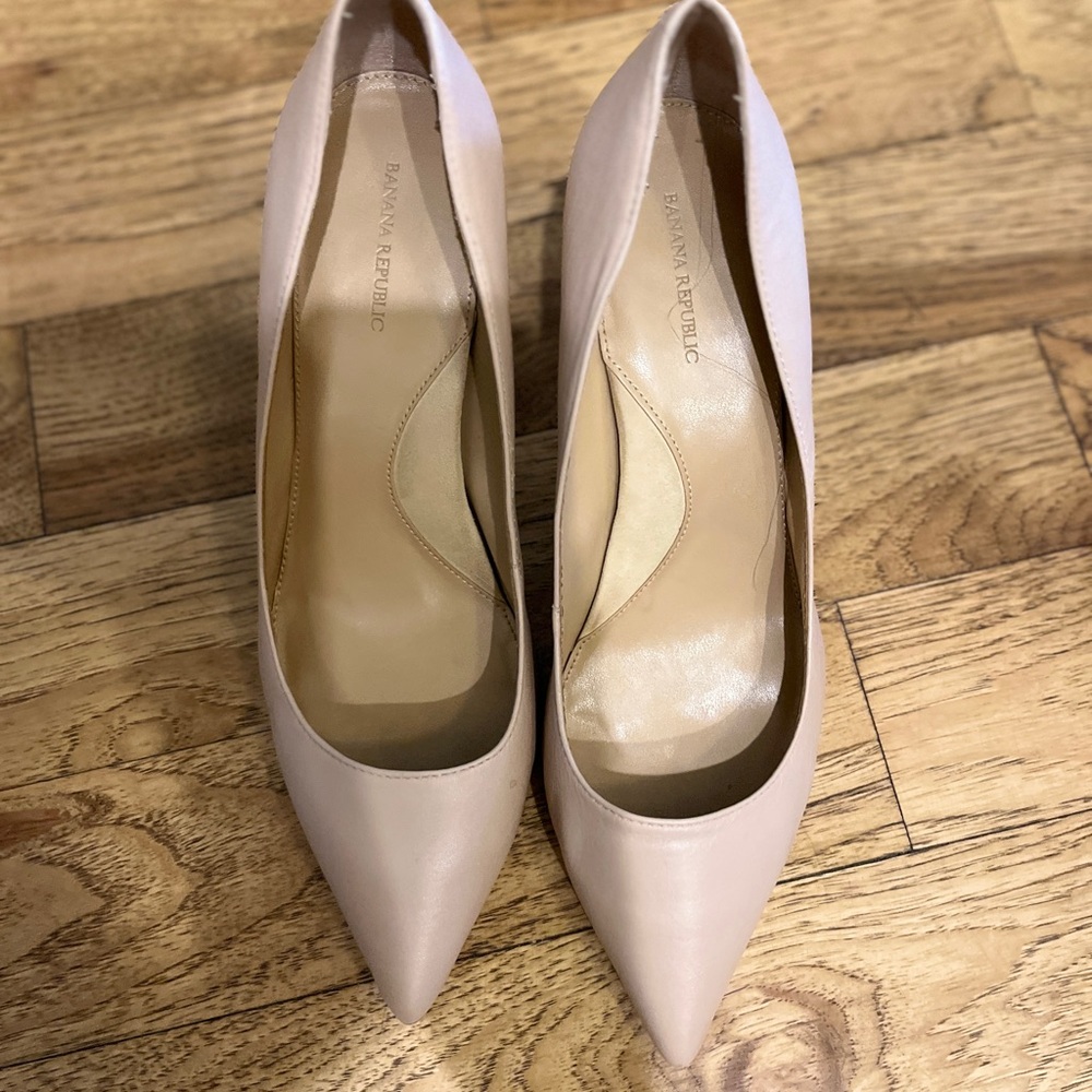 Banana Republic Women's Nude Heels